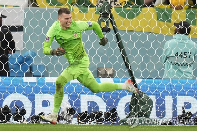 크로아티아 골문 지킨 리바코비치 Croatia's goalkeeper Dominik Livakovic runs to celebrates his team victory over Brazil after the World Cup quarterfinal soccer match between Croatia and Brazil, at the Education City Stadium in Al Rayyan, Qatar, Friday, Dec. 9, 2022. (AP Photo/Andre Penner)