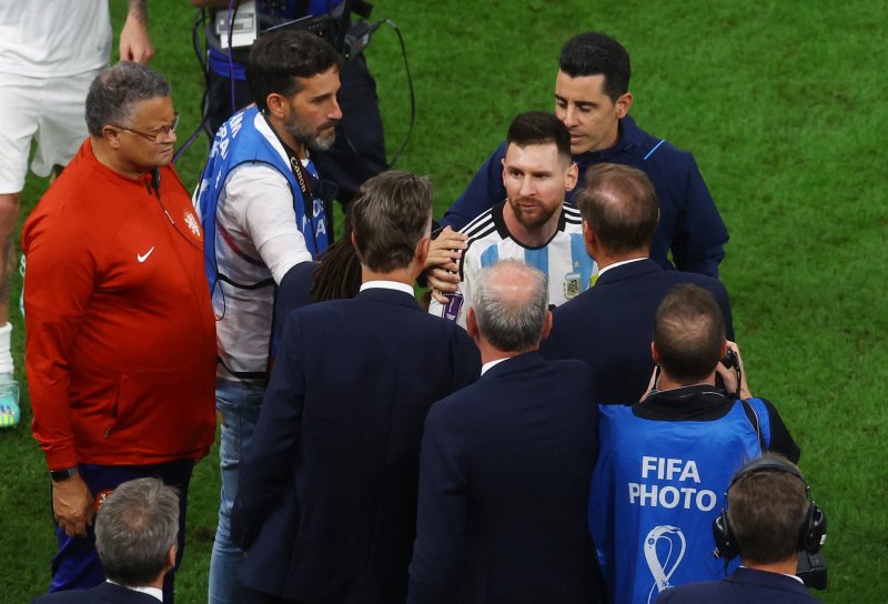 리오넬 메시와 루이 판 할 감독이 10일(한국시간) 열린 2022 카타르 월드컵 8강 네덜란드-아르헨티나전에서 신경전을 벌이고 있다. ⓒ 로이터=뉴스1 /사진=뉴스1