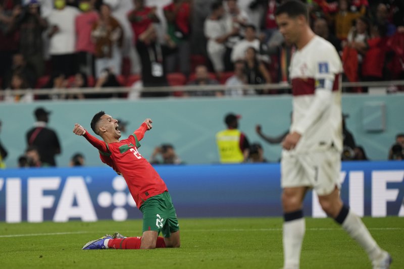 모로코의 빌릴 엘 칸누스(왼쪽)가 10일(현지시간) 카타르 도하 알수마마 스타디움에서 열린 2022 카타르 월드컵 포르투갈과 8강전에서 1-0으로 승리한 뒤 기뻐하고 있다.AP뉴시스