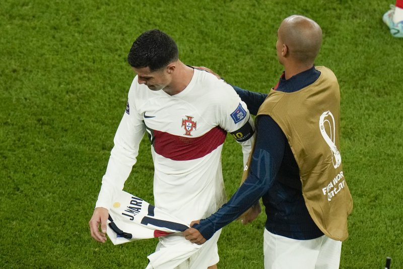 포르투갈 축구 대표팀 주장 크리스티아누 호날두(왼쪽)가 10일(현지시간) 카타르 알수마마 스타디움에서 열린 모로코와 8강전에서 포르투갈이 0-1로 패한 뒤 눈물을 훔치며 경기장을 빠져나가고 있다. AP뉴시스