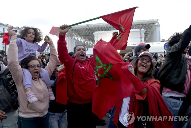 "아프리카의 새역사" 모로코의 첫 3강을 기뻐하는 라바트의 시민들(연합뉴스)