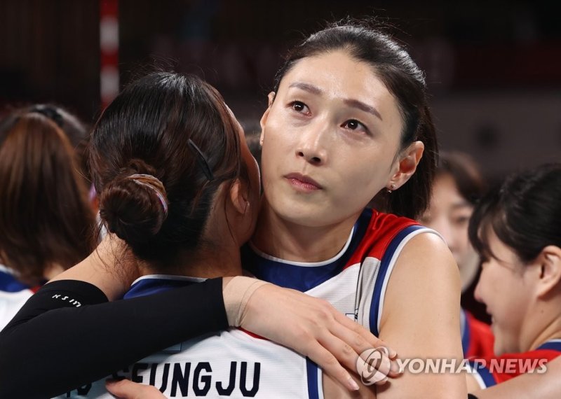 도쿄 올림픽 당시 눈시울이 붉어지는 김연경..."나도 이때 후회를 남기지 않았다" (연합뉴스)