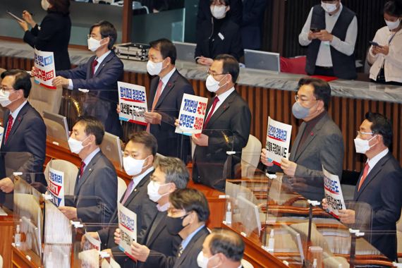 정진석 국민의힘 비대위원장과 주호영 원내대표를 비롯한 국민의힘 의원들이 11일 서울 여의도 국회에서 열린 본회의에서 더불어민주당 발의의 이상민 행정안전부 장관 해임건의안 강행처리를 규탄하는 피켓을 들고 항의하고 있다. 사진=박범준 기자