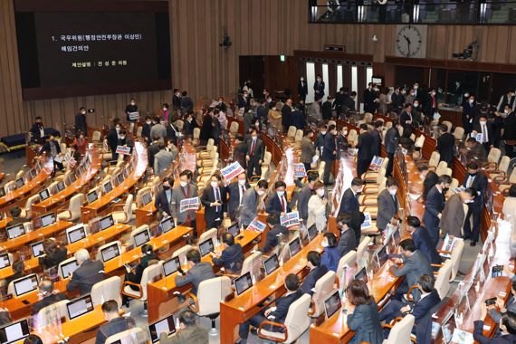 11일 서울 여의도 국회에서 열린 본회의에서 이상민 행정안전부 장관 해임건의안이 상정되자 국민의힘 의원들이 퇴장하고 있다. 사진=박범준 기자