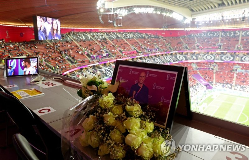 Soccer Football - FIFA World Cup Qatar 2022 - Quarter Final - England v France - Al Bayt Stadium, Al Khor, Qatar - December 10, 2022 Flowers are laid at a media tribune desk in memory of the American journalist Grant Wahl, who passed away yesterday REUTERS/Lee Smith TPX IMAGES OF THE DAY /사진=연합뉴스