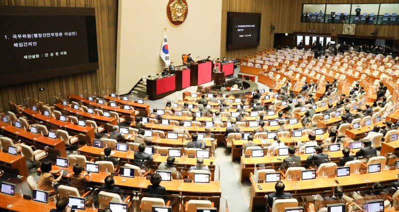 국민의힘 의원들이 11일 서울 여의도 국회에서 열린 본회의에서 더불어민주당 발의의 이상민 행정안전부 장관 해임건의안 강행처리를 규탄하는 피켓 항의 후 퇴장하고 있다. 사진=뉴스1