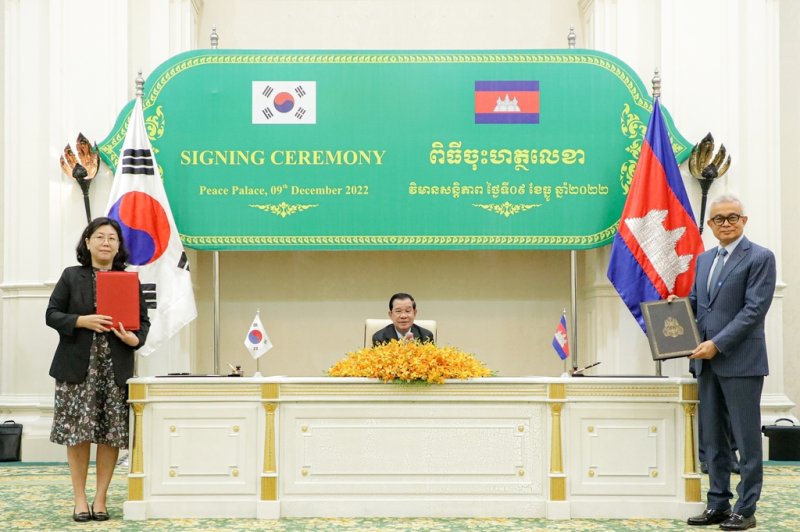 대외경제협력기금, 캄보디아 도심에 랜드마크 교량건설 지원 최민이(왼쪽) 수은 프놈펜 사무소장과 아운 폰모니로쓰(Aun Pornmoniroth·오른쪽) 캄보디아 경제재무부 장관이 9일(현지 시간) 캄보디아 경제재무부 청사에서 훈센(Hun Sen·가운데) 캄보디아 총리가 참석한 가운데 총 3억1천600만달러 규모의 차관공여계약서에 서명했다. [수은 제공]