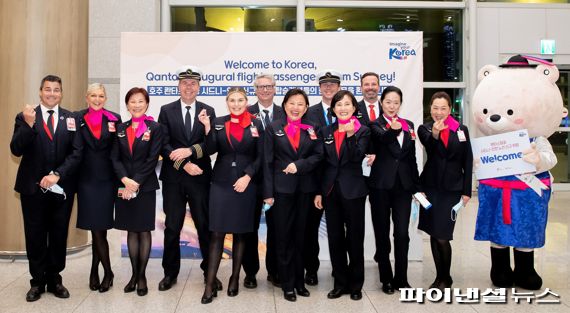 지난 10일 인천공항 입국장에서 개최된 호주 콴타스항공의 인천공항 첫 취항 기념행사에서 콴타스항공 승무원들이 기념촬영을 하고 있다. 인천국제공항공사 제공