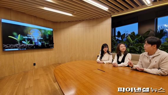 SK이노베이션 구성원들이 지난 9일 서울 종로 SK서린빌딩에서 SK이노베이션의 새 홈페이지를 보고 있다. SK이노베이션 제공