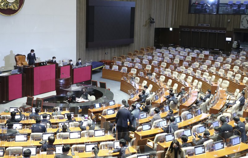 김진표 국회의장이 11일 오전 서울 여의도 국회에서 열린 본회의에서 국민의힘 의원들이 퇴장한 가운데 이상민 행정안전부 장관 해임 건의안 가결을 알리는 의사봉을 두드리고 있다. 연합뉴스