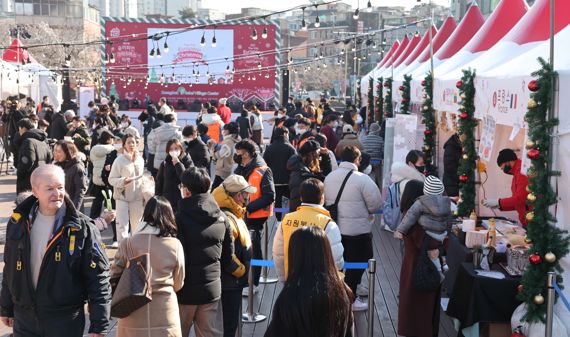 11일 서울 성북구 성북천 분수마루에서 열린 ‘제11회 유러피언 크리스마스 마켓’에 참석한 시민들과 외국인들이 부스를 들러보고 있다. 이번 축제에는 독일, 스페인, 체코, 크로아티아, 프랑스, 폴란드, 핀란드 등 유럽 10개국 대사관이 참여해 23개의 부스에서 유럽 각국의 음식, 기념품 등을 선보였다. 사진=김범석 기자