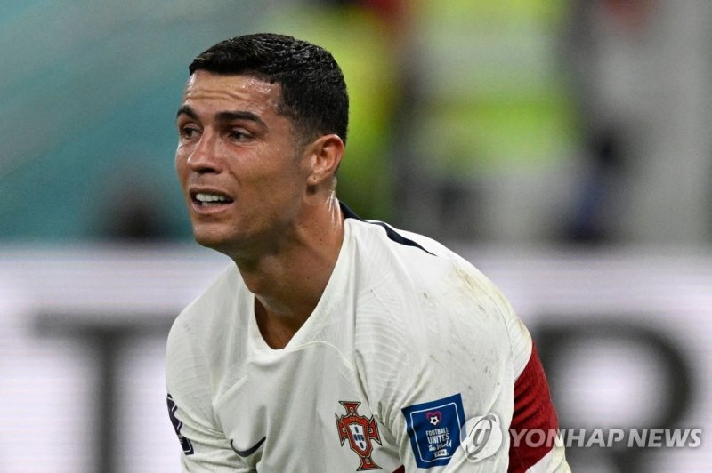 포르투갈 축구대표팀 주장 크리스티아누 호날두가 지난 10일 모로코와의 경기가 끝난 뒤 슬픈 표정을 짓고 있다.