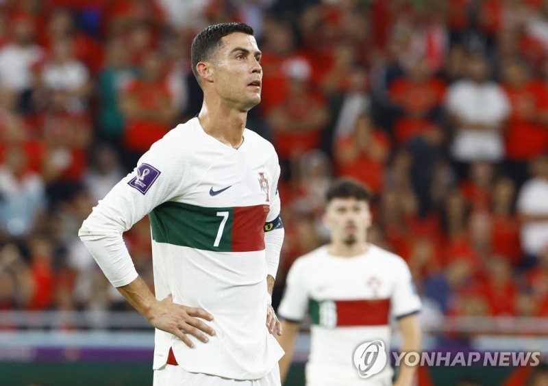 안 풀리는 호날두 Soccer Football - FIFA World Cup Qatar 2022 - Quarter Final - Morocco v Portugal - Al Thumama Stadium, Doha, Qatar - December 10, 2022 Portugal's Cristiano Ronaldo reacts REUTERS/Suhaib Salem