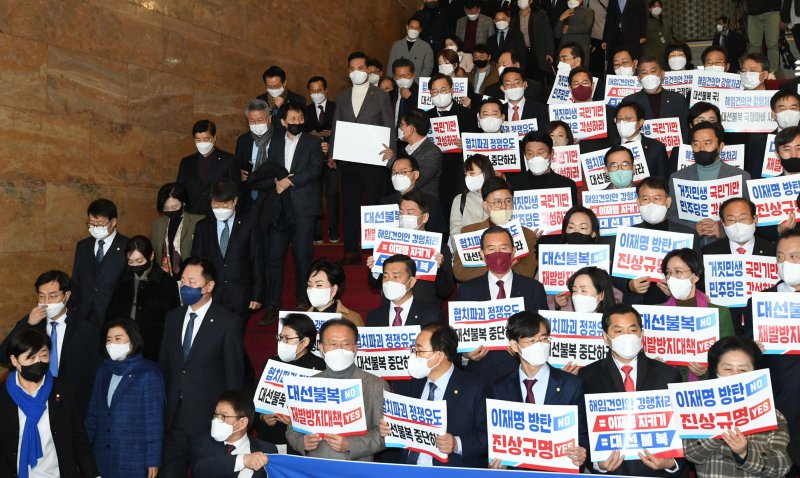 11일 오전 서울 여의도 국회 로텐더홀 앞에서 이상민 행정안전부 장관 해임건의안 강행처리를 규탄하며 피켓시위를 하는 국민의힘 의원들 옆으로 해임건의안 투표를 마친 더불어민주당 의원들이 지나고 있다. (공동취재사진) /사진=뉴시스