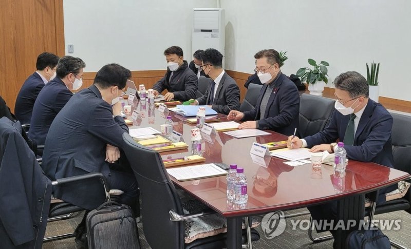 박일준 산업통상자원부 2차관이 지난 9일 서울 영등포구 한전남서울본부에서 열린 '한전법 개정안 부결 관련 긴급 점검회의'를 주재하고 있다. /사진=산업통상자원부