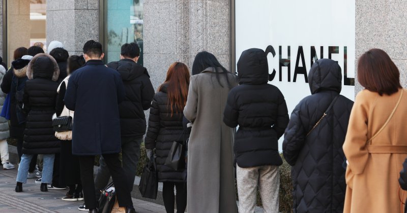 3일 오전 서울 시내의 한 백화점 명품관 샤넬 매장에서 시민들이 입장을 기다리고 있다. 3대 명품 '에루샤'(에르메스·루이비통·샤넬) 중에서도 국내 소비자들에게 가장 인기 있는 브랜드로 꼽히는 샤넬이 이날부터 일부 제품 가격을 최대 15% 인상할 것으로 알려졌다. 2022.3.3/뉴스1 ⓒ News1 이재명 기자