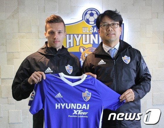 지난 2017년 2월 오르시치(오르샤)가 울산 현대에 입단해 찍은 기념사진. (울산현대 제공) ⓒ News1