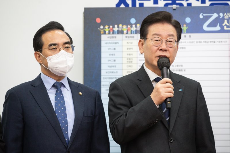 이재명 더불어민주당 대표가 12일 서울 여의도 국회에서 열린 을지키는민생실천위원회 상생 꽃달기 행사에서 인사말을 하고 있다. 2022.12.12/뉴스1 /