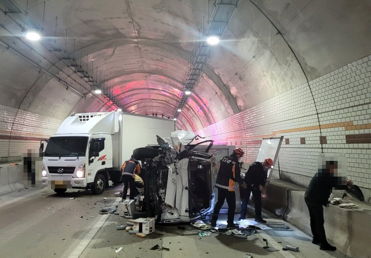 5중 추돌사고 난 부산 금정구 윤산터널. (사진=부산경찰청 제공)