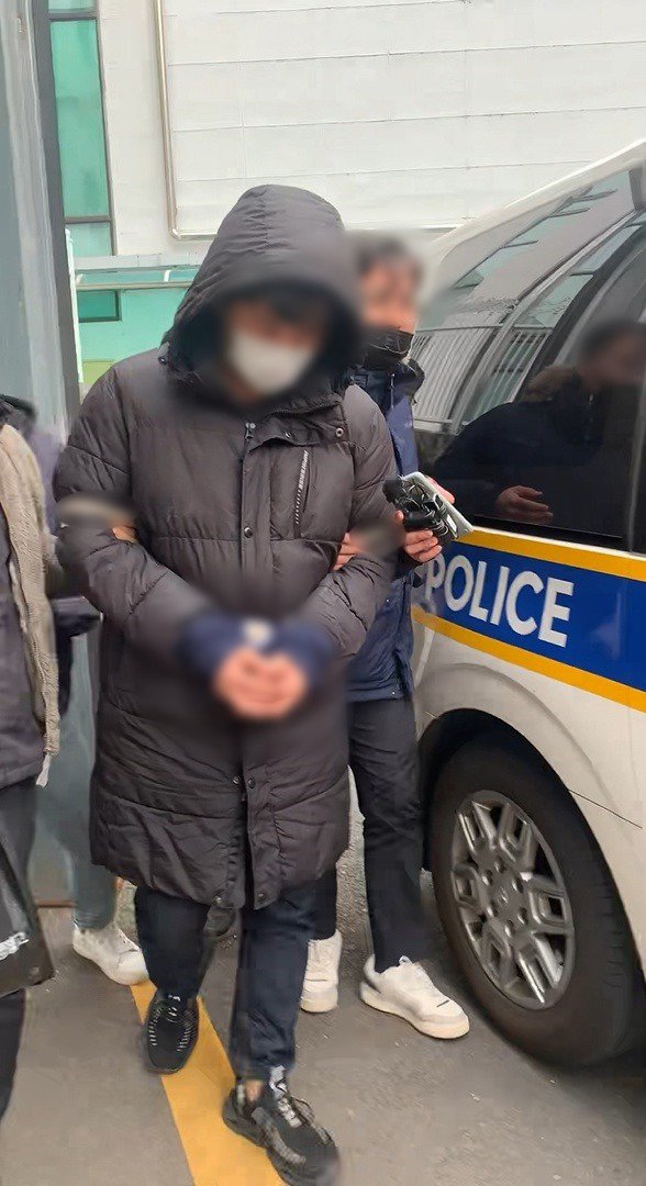 '전주 숙박업소 동료 살인사건' 피의자가 12일 오후 전북 전주시 덕진구 전주덕진경찰서 유치장에서 나와 호송 차량으로 이동하고 있다. 피의자 A 씨는 이날 "혐의 인정하느냐"는 취재진 질문에 "강요하지 않았다"고 답변했다. 2022.12.12/뉴스1 ⓒ News1 이지선 기자