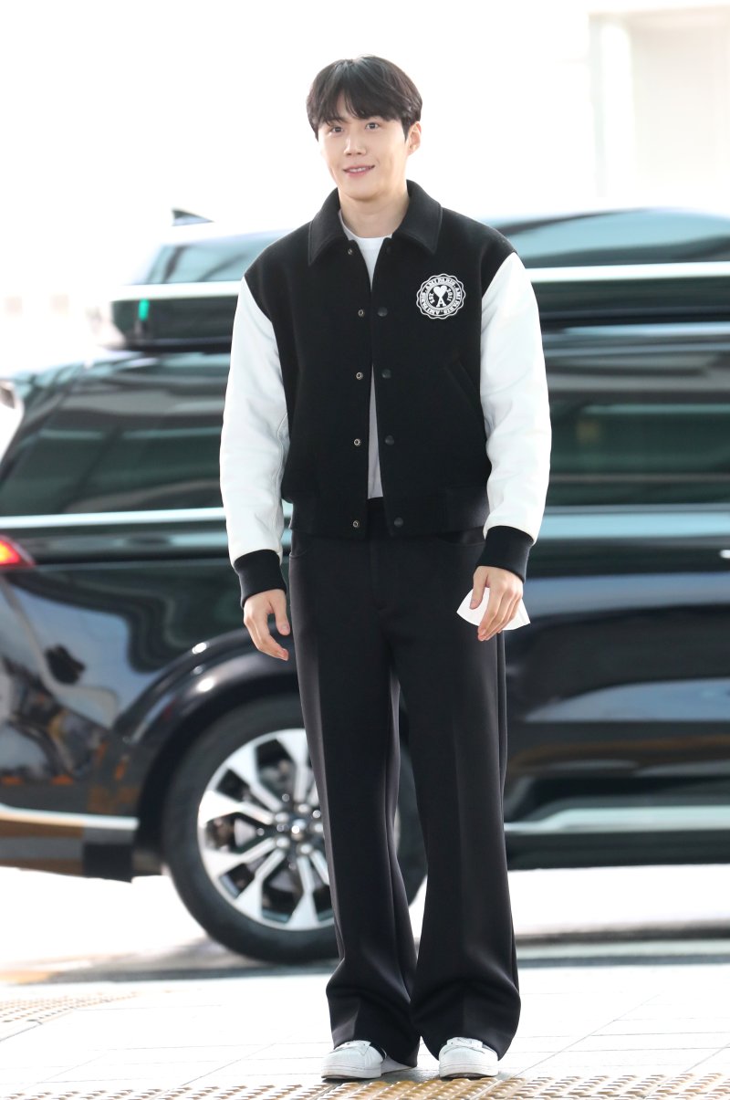 배우 김선호가 12일 오전 아시아 아티스트 어워즈(AAA) 참석 차 일본 나고야로 출국하기 위해 인천공항에 도착해 인사를 하고 있다. ⓒ News1 권현진 기자