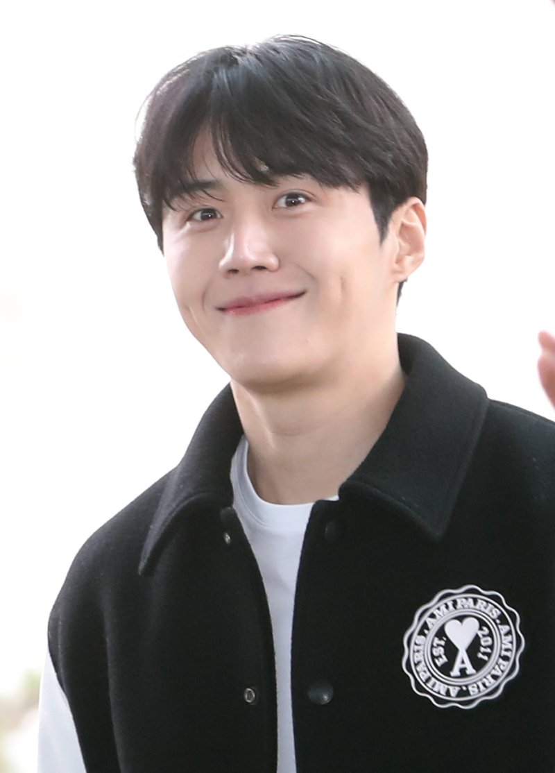 배우 김선호가 12일 오전 아시아 아티스트 어워즈(AAA) 참석차 일본 나고야로 출국하기 위해 인천공항에 도착해 근사한 보조개 미소를 짓고 있다. ⓒ News1 권현진 기자