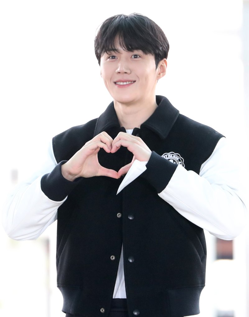 배우 김선호가 12일 오전 아시아 아티스트 어워즈(AAA) 참석 차 일본 나고야로 출국하기 위해 인천공항에 도착해 환호하는 팬에게 하트를 그리고 있다. ⓒ News1 권현진 기자