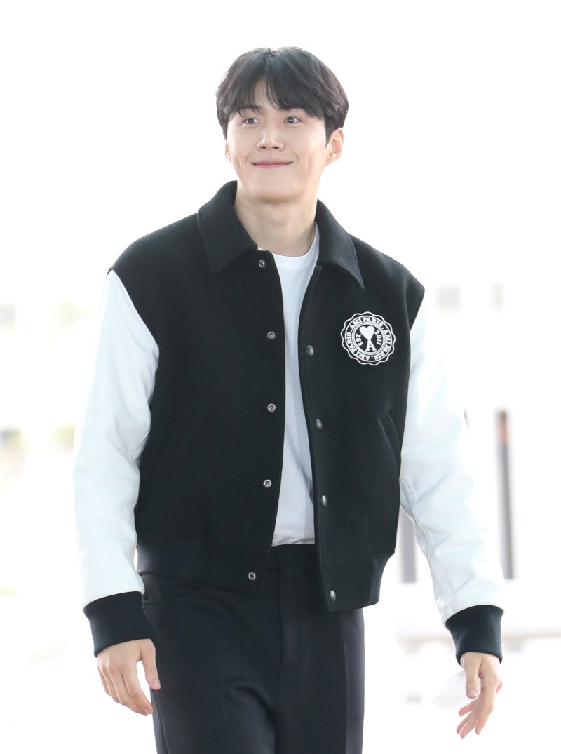 배우 김선호가 12일 오전 아시아 아티스트 어워즈(AAA) 참석차 일본 나고야로 출국하기 위해 인천공항에 도착해 백만불짜리 보조개 미소를 짓고 있다. ⓒ News1 권현진 기자