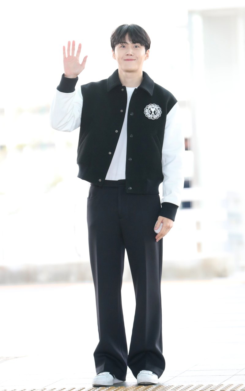 배우 김선호가 12일 오전 아시아 아티스트 어워즈(AAA) 참석차 일본 나고야로 출국하기 위해 인천공항에 도착해 손 인사를 하고 있다. ⓒ News1 권현진 기자