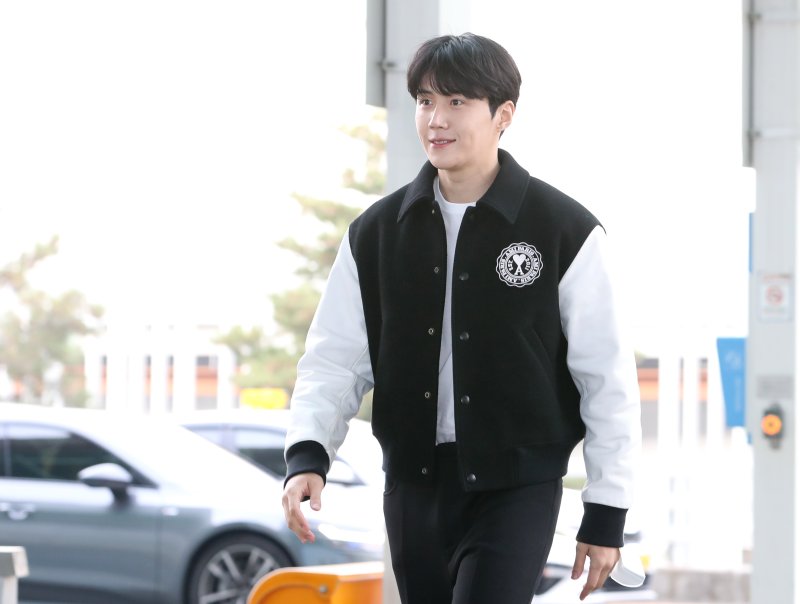배우 김선호가 12일 오전 아시아 아티스트 어워즈(AAA) 참석차 일본 나고야로 출국하기 위해 인천공항에 도착해 출국장으로 이동하고 있다. ⓒ News1 권현진 기자