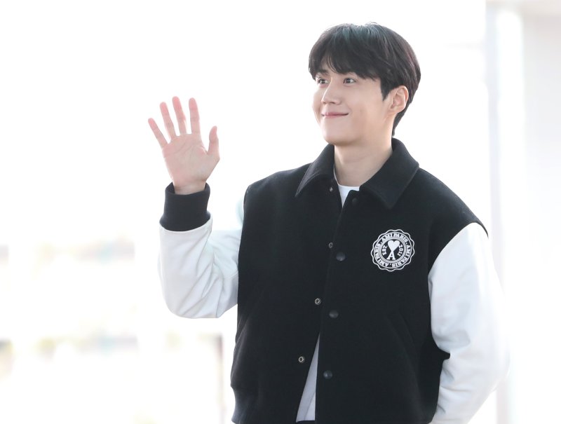 배우 김선호가 12일 오전 아시아 아티스트 어워즈(AAA) 참석차 일본 나고야로 출국하기 위해 인천공항에 도착해 달콤한 손 인사를 하고 있다. ⓒ News1 권현진 기자