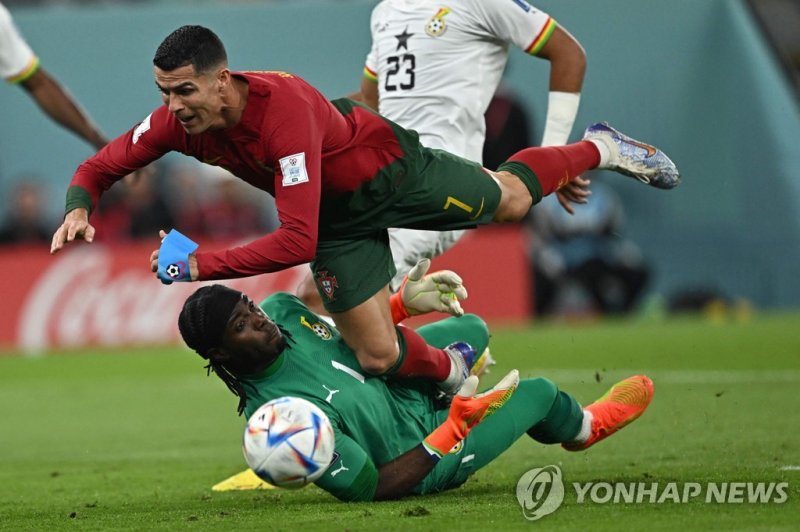 가나전에서 넘어지는 호날두 TOPSHOT - Portugal's forward #07 Cristiano Ronaldo collides with Ghana's goalkeeper #01 Lawrence Ati Zigi during the Qatar 2022 World Cup Group H football match between Portugal and Ghana at Stadium 974 in Doha on November 24, 2022. (Photo by MANAN VATSYAYANA / AFP)