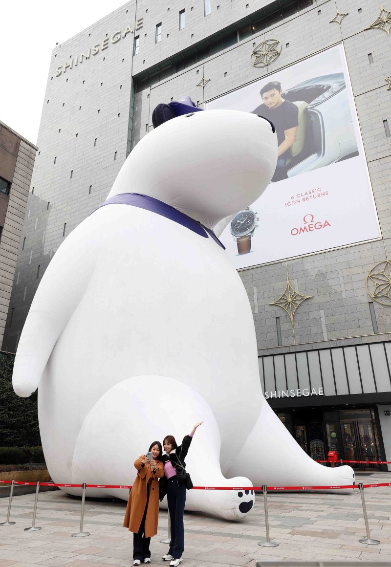서울 영등포구 신세계 타임스퀘어점에 조성된 17m 크기의 초대형 '푸빌라' 벌룬앞에서 고객들이 기념촬영을 하고 있다.