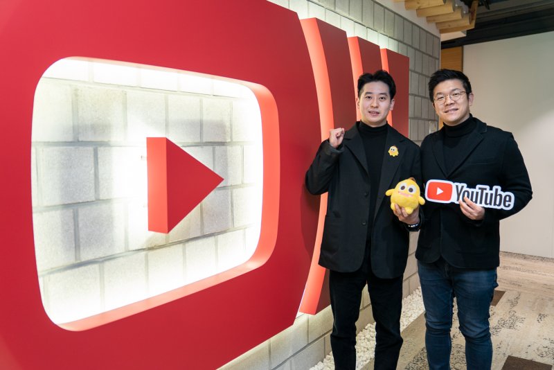 12일 서울 강남구 강남파이낸스센터 구글코리아 오피스에서 진행된 인터뷰 이후 임현섭 넷마블 뉴미디어 팀장(왼쪽)과 황대윤 한국 유튜브 콘텐츠 파트너십 매니저가 사진 촬영을 진행하고 있다. 넷마블 제공
