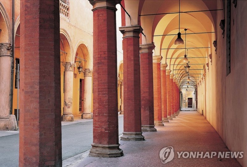 볼로냐의 상징인 '포르티코'로 불리는 아치 형태의 회랑 epa09374609 (FILE) - A view of some of the porticoes in Bologna, Italy, 08 May 2018 (reissued 28 July 2021). The Porticoes of Bologna, which cover a stretch of 62 km in the city, became UNESCO World Cultureal Heritage Sites, the UNESCO announced 28 July 2021. A total o