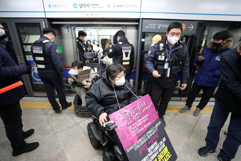 전장연 시위로 지하철 지연운행 심하면 오늘부터 무정차 통과