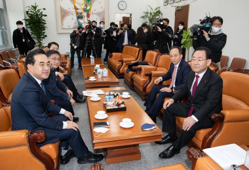 文정부 법인세 25% 인상후... 한국 조세정책 26위로 추락