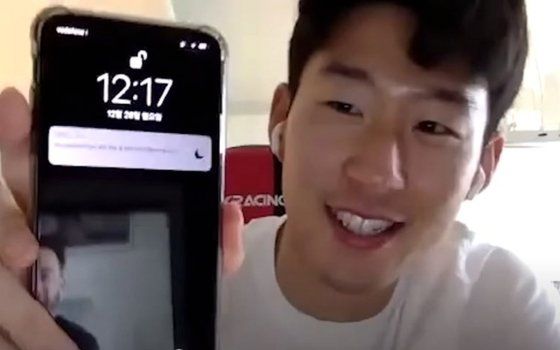 손흥민 선수가 자신의 아이폰을 보여주는 모습. 유튜브 캡처