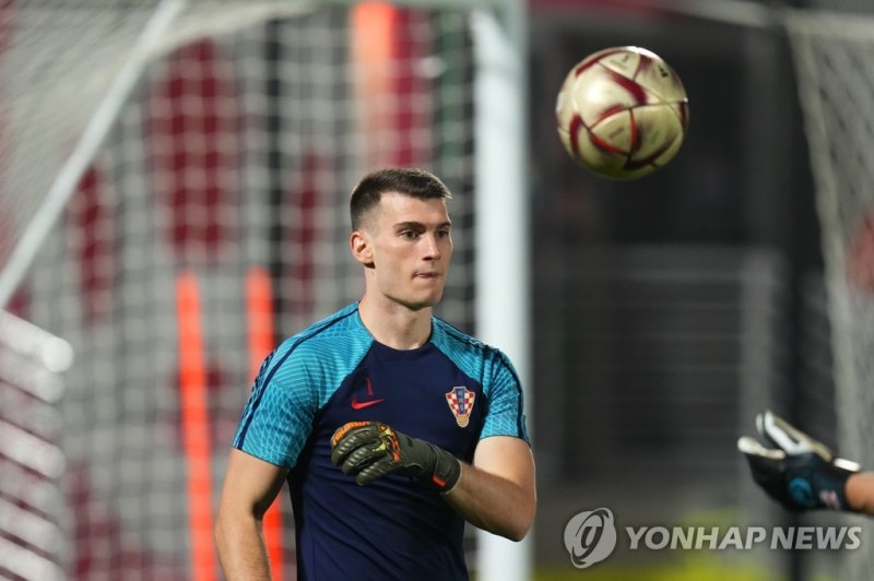 크로아티아의 리바코비치 골키퍼 Croatia's goalkeeper Dominik Livakovic tosses the ball during the training session on the eve of the 2022 World Cup semifinal soccer match between Croatia and Argentina in Doha, Monday, Dec. 12, 2022. (AP Photo/Petr David Josek)