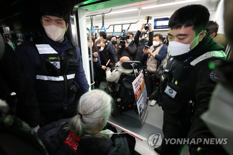 전국장애인차별철폐연대(전장연) 회원들이 13일 오전 서울 용산구 4호선 삼각지역에서 출근길 지하철 탑승 시위를 하고 있다. 서울시는 이날 출근길부터 전장연 시위로 열차 운행이 지연되면 무정차 통과하기로 했으나 이날 삼각지역에 무정차한 열차는 없었다./사진=연합뉴스