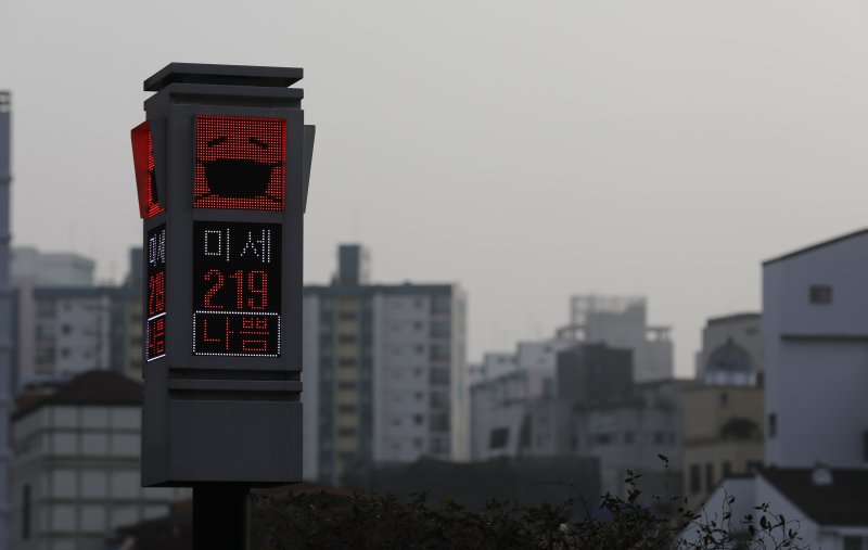 서울, 미세먼지 경보 발령.."노약자·어린이 외출 자제"