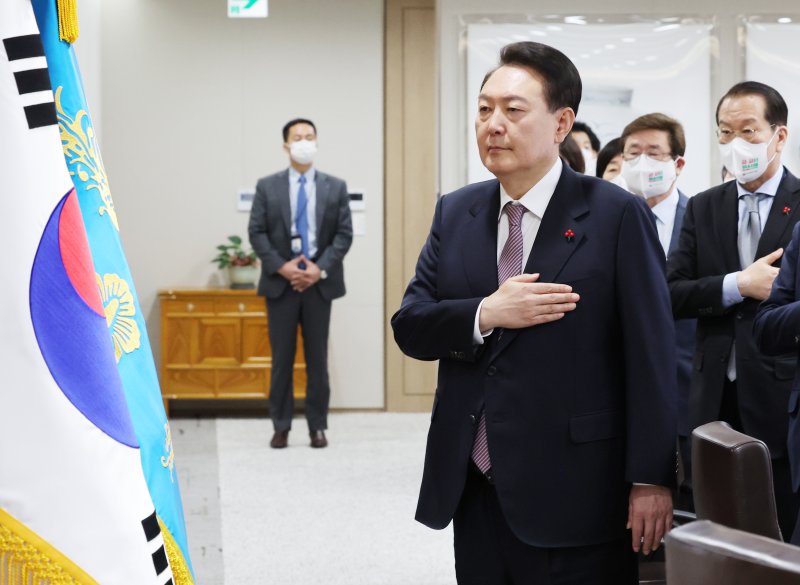 윤석열 대통령이 13일 오전 서울 용산 대통령실 청사에서 열린 국무회의에서 국기에 대한 경례를 하고 있다. 연합뉴스