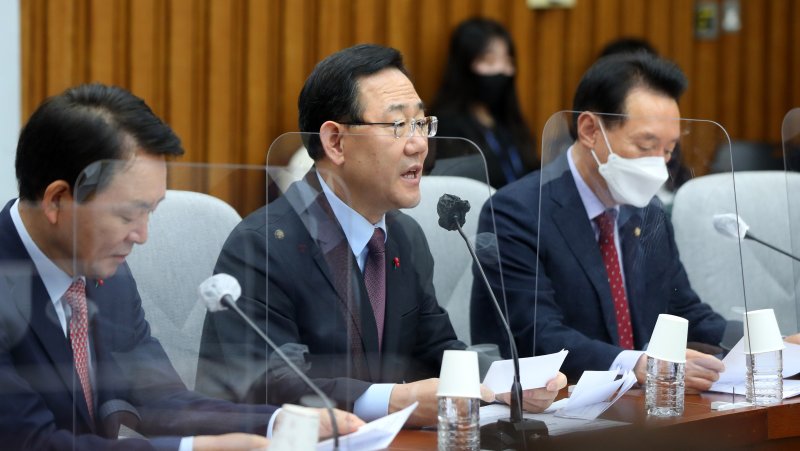 [서울=뉴시스] 추상철 기자 = 주호영 국민의힘 원내대표가 13일 오전 서울 여의도 국회에서 열린 원내대책회의에서 발언하고 있다. 2022.12.13. scchoo@newsis.com