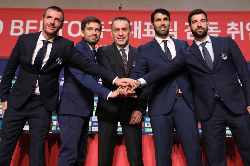 2022카타르월드컵까지 축구국가대표팀을 지휘할 파울루 벤투(가운데) 감독이 23일 오전 경기도 고양 엠블호텔에서 열린 취임 기자회견에 앞서 코치진과 포즈를 취하고 있다.2018.8.23/뉴스1 ⓒ News1 이광호 기자