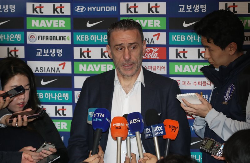 파울루 벤투 남자축구국가대표팀이 12일 인천공항 제2터미널 출국장에서 호주 원정 친선 경기 출국에 앞서 취재진의 질문을 받고 있다. 대한민국 남자축구국가대표팀은 12일 호주, 20일 우즈베키스탄과 각각 경기를 치른다. 2018.11.12/뉴스1 ⓒ News1 송원영 기자