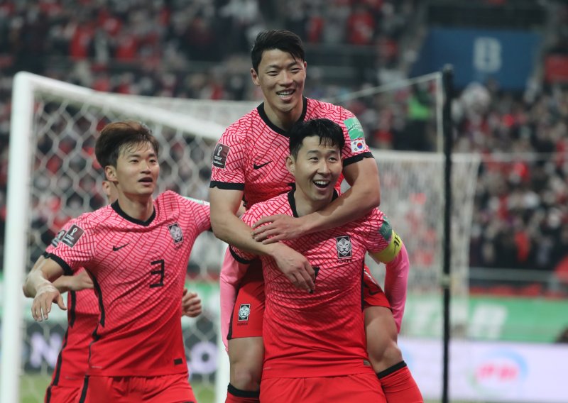 손흥민이 24일 오후 서울 마포구 서울월드컵경기장에서 열린 2022 국제축구연맹(FIFA) 카타르 월드컵 아시아 최종예선 9차전 대한민국과 이란의 경기 전반전 선제골을 넣은 뒤 세리머니를 하고 있다. 2022.3.24/뉴스1 ⓒ News1 장수영 기자