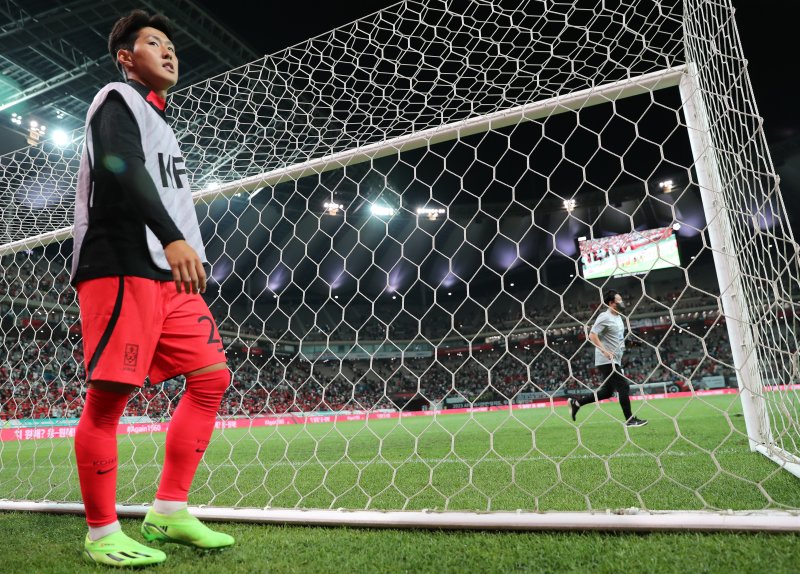 이강인이 27일 오후 서울 마포구 상암동 서울월드컵경기장에서 열린 대한민국과 카메룬의 친선경기 후반전을 마친 뒤 경기장을 거닐고 있다. 이날 경기는 대한민국이 1대0 승리를 거뒀다. 2022.9.27/뉴스1 ⓒ News1 이동해 기자