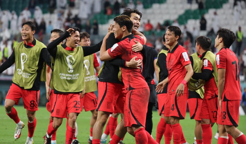 2일 오후(현지시간) 카타르 알라이얀 에듀케이션 시티 스타디움에서 열린 2022 카타르 월드컵 조별리그 H조 3차전 대한민국과 포르투갈의 경기에서 2대 1로 승리하며 16강을 확정지은 대한민국 선수들이 기쁨을 나누고 있다. 2022.12.3/뉴스1 ⓒ News1 이광호 기자