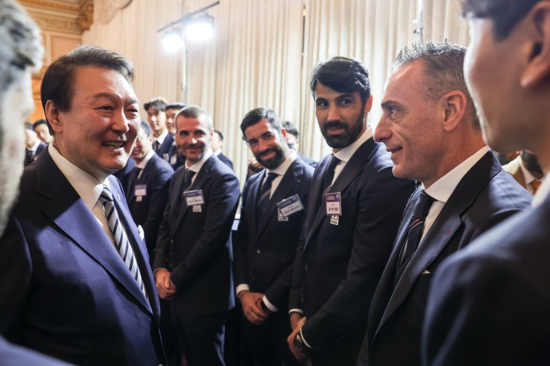 윤석열 대통령이 8일 오후 청와대 영빈관에서 열린 카타르 월드컵 축구 국가대표팀 환영 만찬에서 파울루 벤투 감독을 비롯한 코칭스태프와 대화하고 있다. (대통령실 제공) 2022.12.8/뉴스1 ⓒ News1 오대일 기자