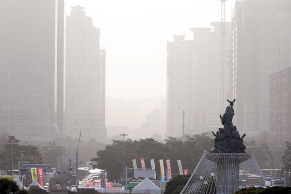 수도권 미세먼지와 초미세먼지가 '나쁨' 수준을 보인 13일 국회에서 바라본 여의도 거리가 뿌옇게 보이고 있다 사진=박범준 기자